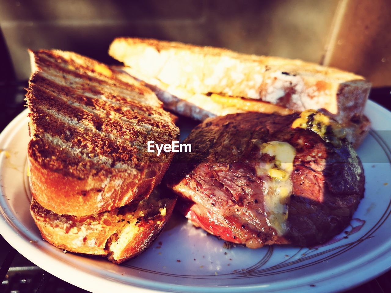 HIGH ANGLE VIEW OF MEAT IN PLATE