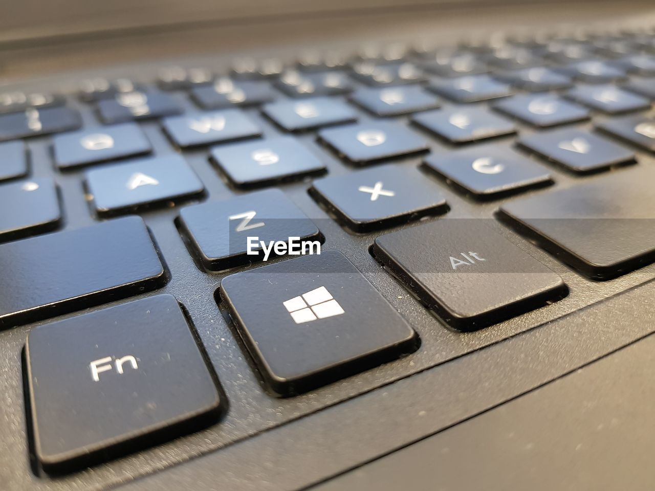 FULL FRAME SHOT OF LAPTOP KEYBOARD