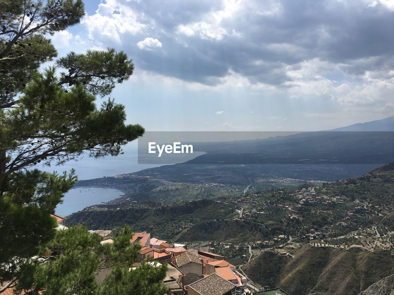 HIGH ANGLE VIEW OF TOWNSCAPE AND MOUNTAINS AGAINST SKY