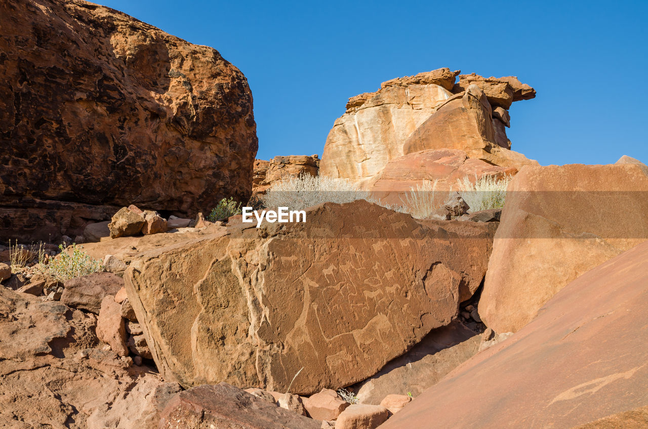 Famous san bushman rock paintings and scratchings at twyfelfontein in damaraland, namibia, africa