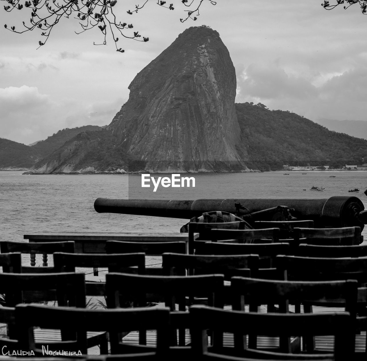 SCENIC VIEW OF SEA AGAINST MOUNTAINS