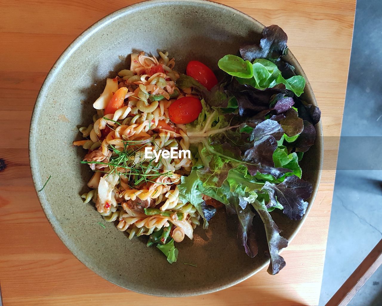 HIGH ANGLE VIEW OF FOOD IN BOWL ON TABLE