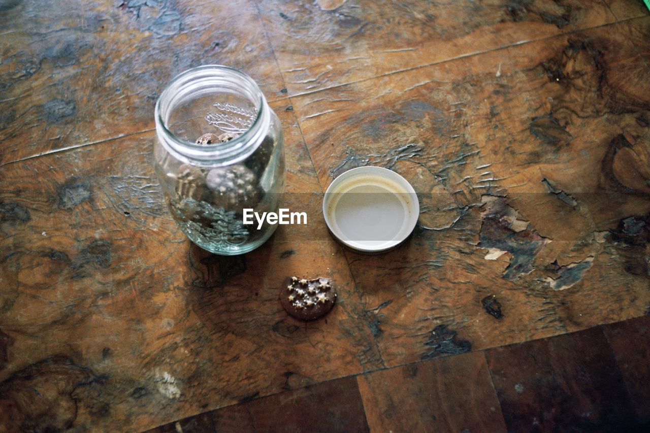 HIGH ANGLE VIEW OF COFFEE CUP AND TABLE