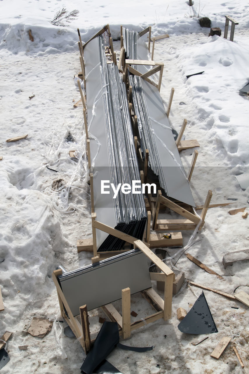 HIGH ANGLE VIEW OF ICE ON SHORE