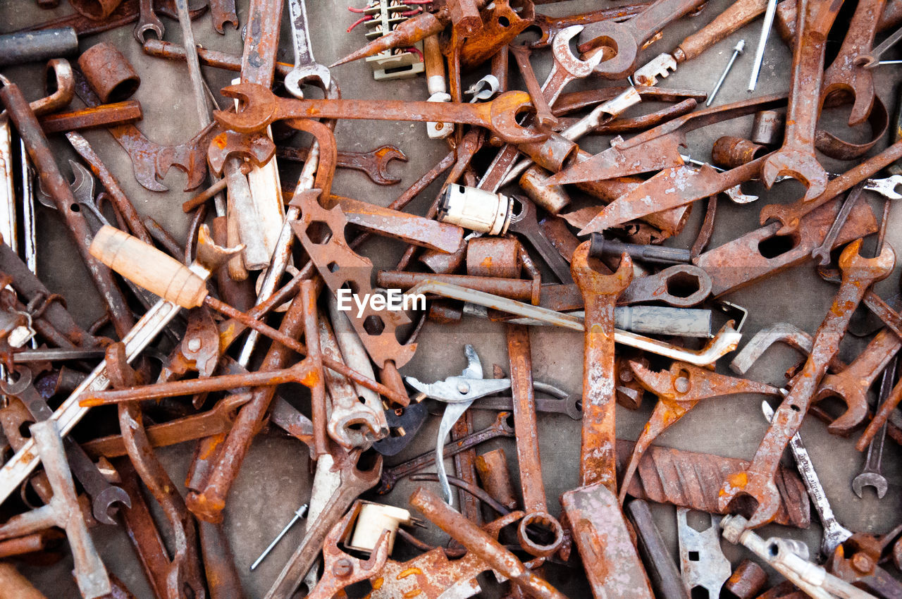 FULL FRAME SHOT OF RUSTY METAL CHAIN