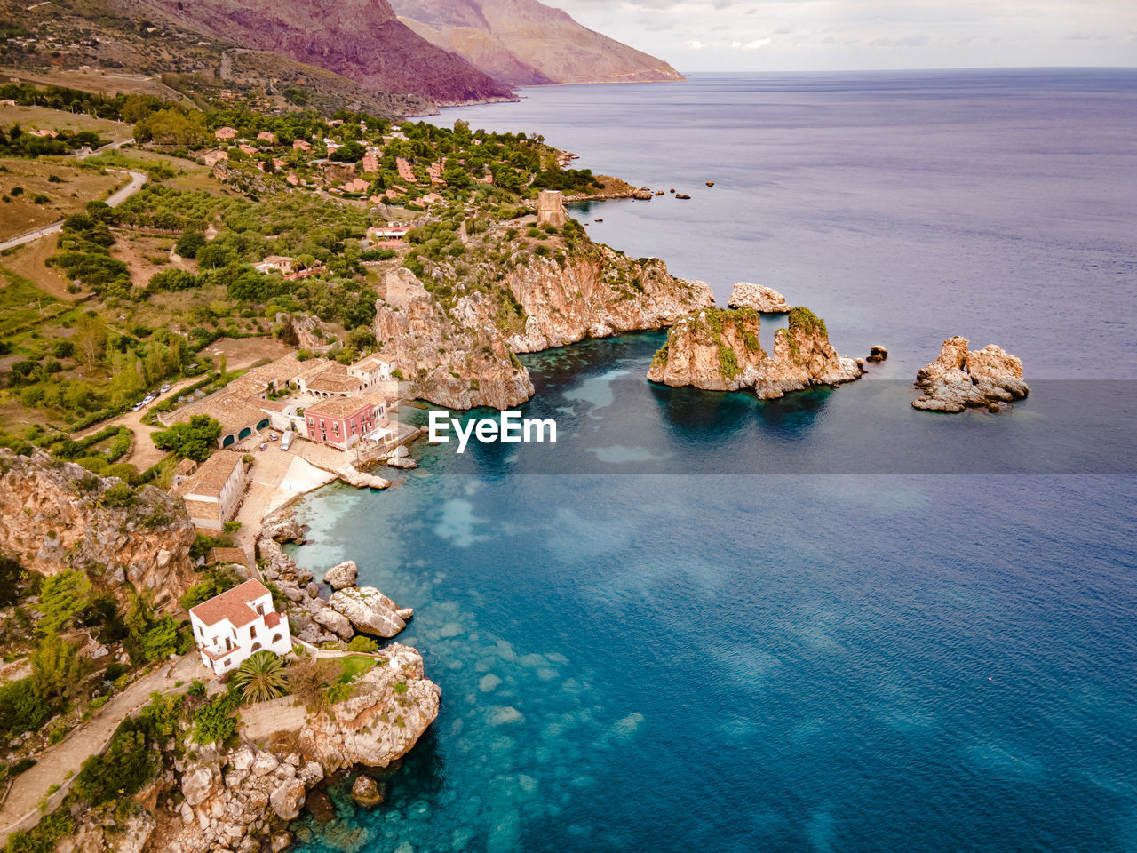 HIGH ANGLE VIEW OF ROCKS ON BEACH