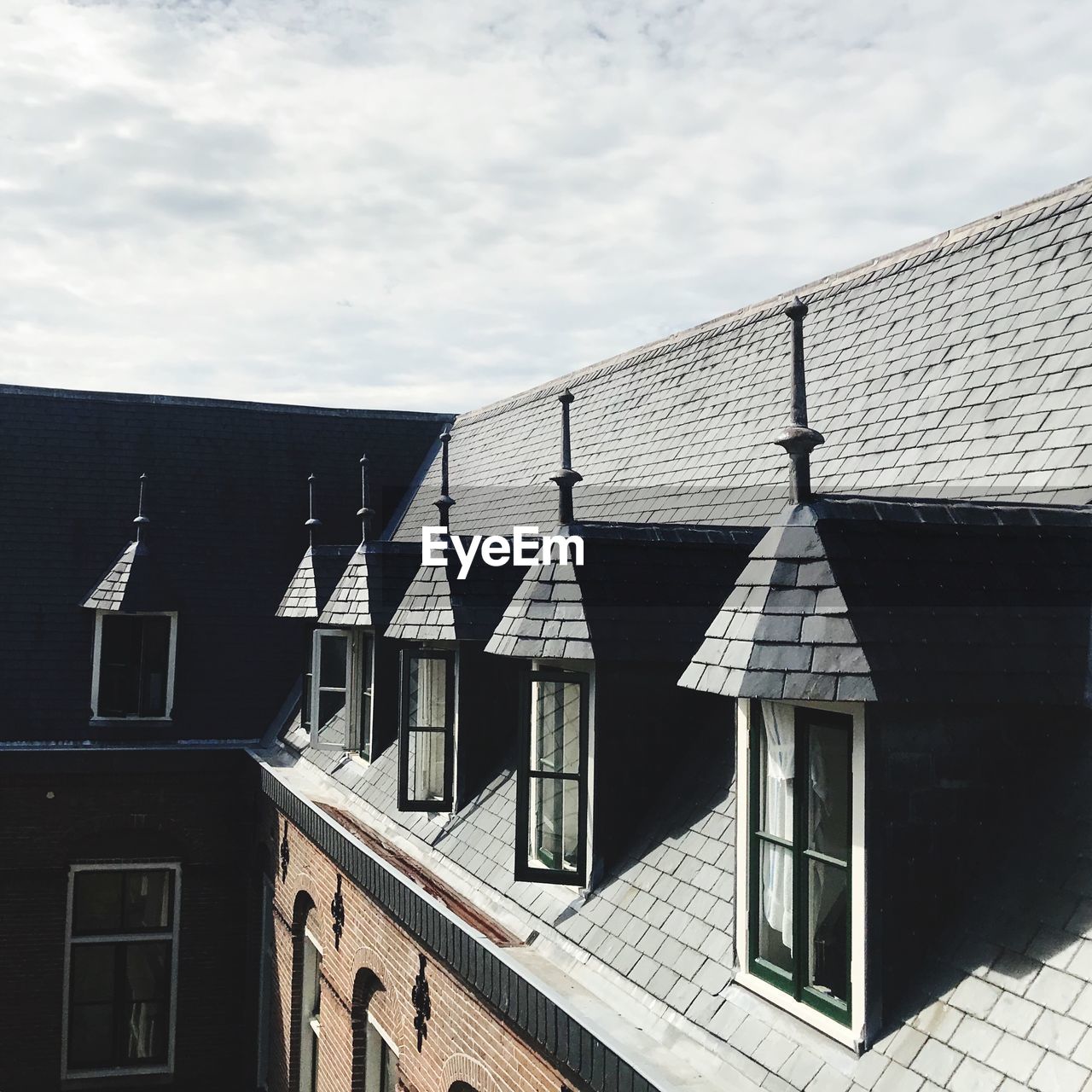 LOW ANGLE VIEW OF HOUSES AGAINST SKY