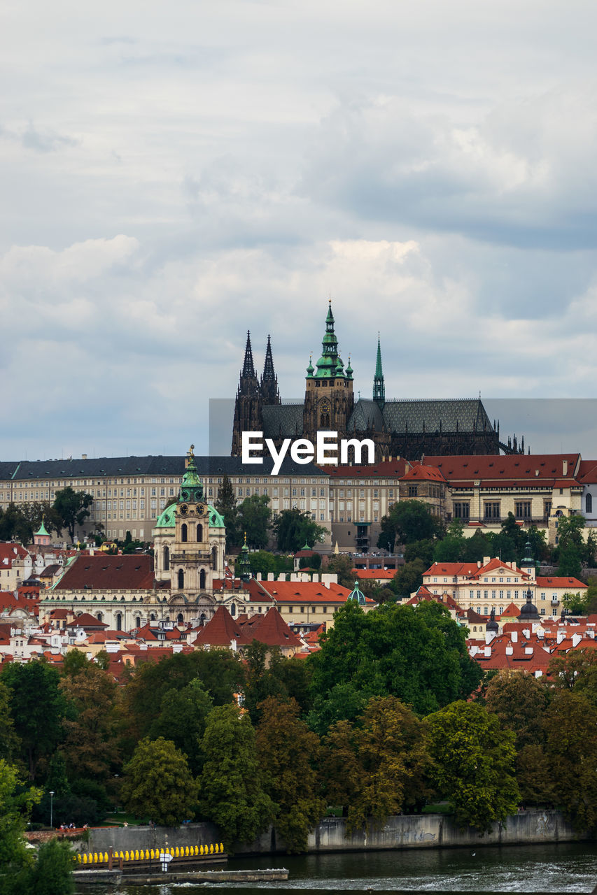 VIEW OF BUILDINGS IN CITY