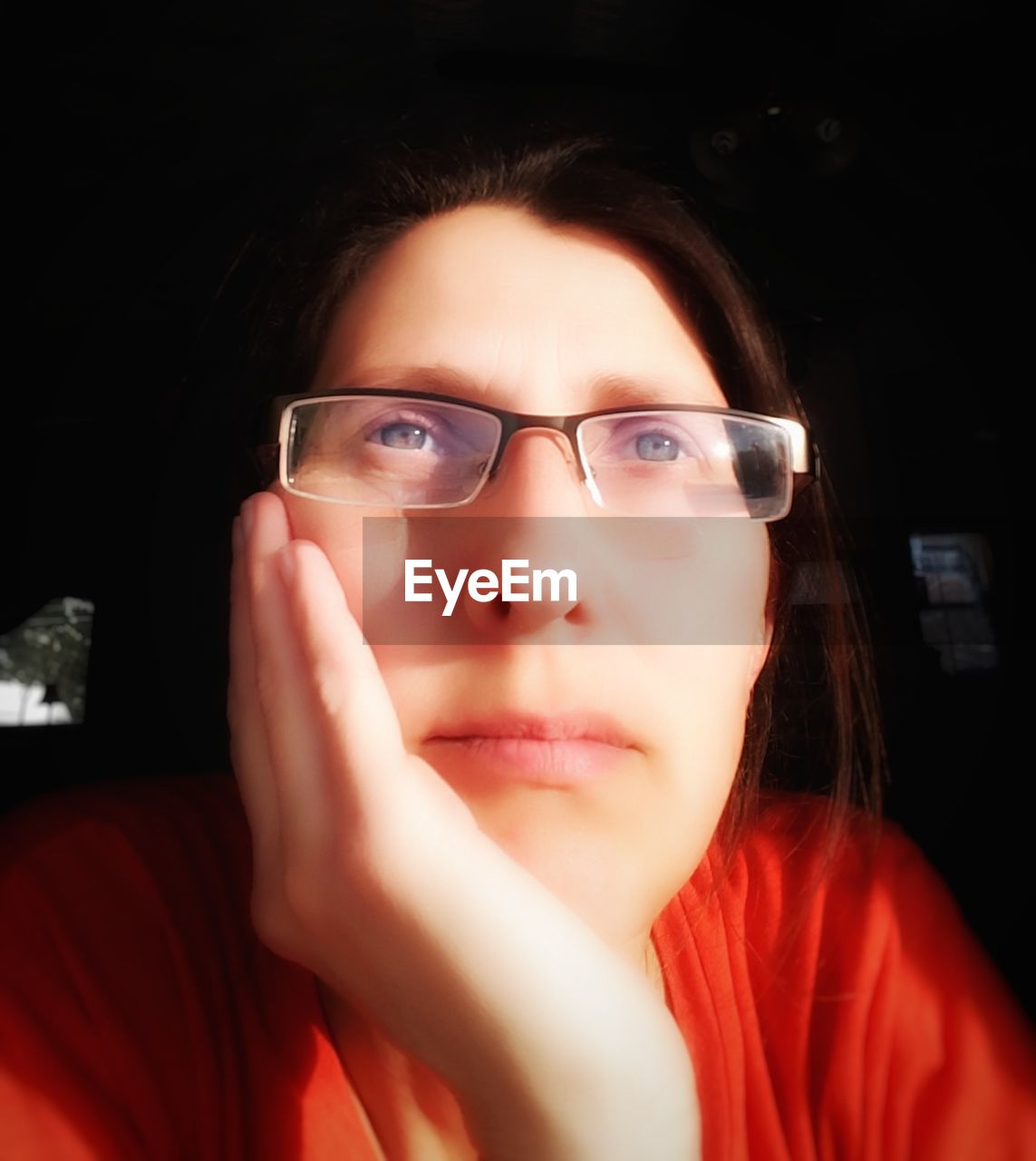 CLOSE-UP PORTRAIT OF YOUNG WOMAN WITH EYEGLASSES