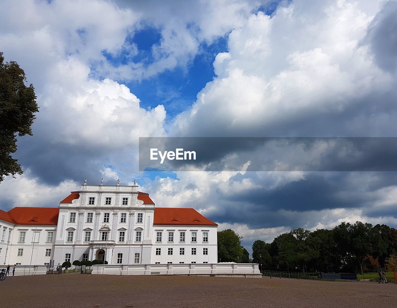 BUILDING AGAINST CLOUDY SKY IN CITY