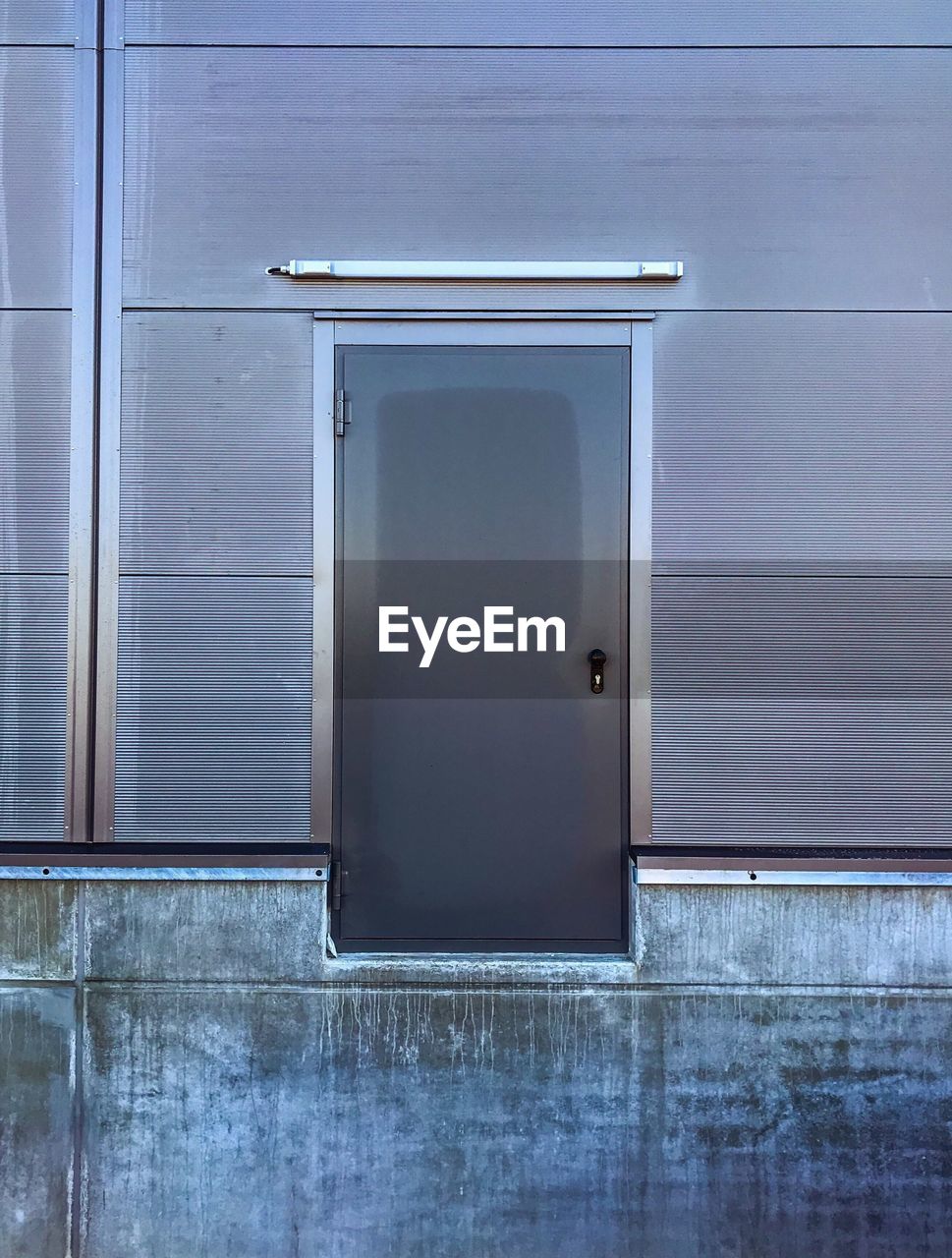 CLOSE-UP OF CLOSED DOOR OF BUILDING