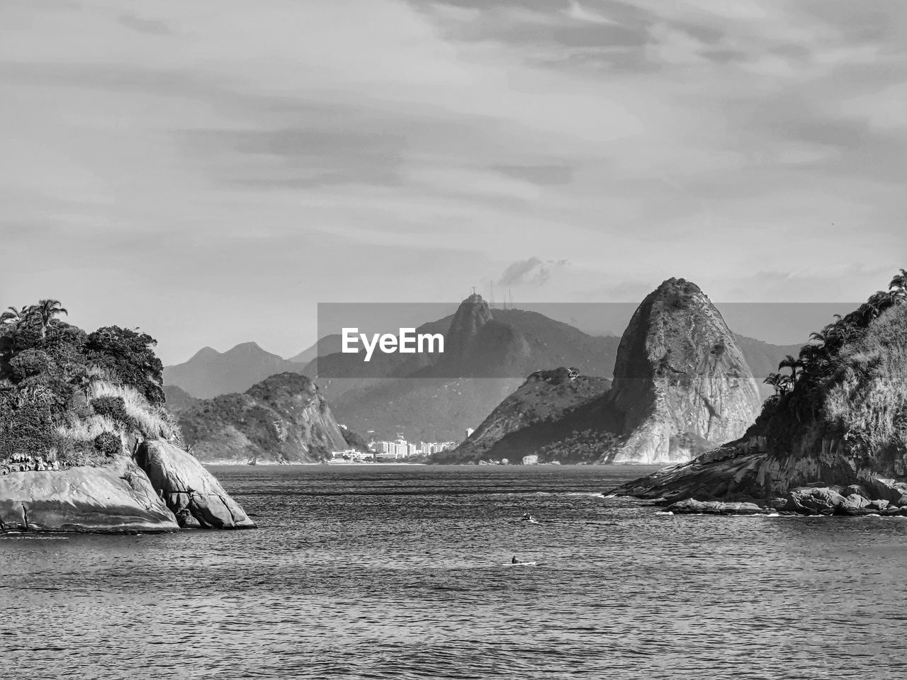 SCENIC VIEW OF SEA AGAINST MOUNTAIN RANGE