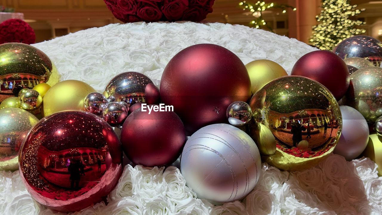 celebration, holiday, decoration, christmas, christmas ornament, christmas decoration, tradition, event, sphere, indoors, shiny, no people, religion, christmas tree, multi colored, still life, gift, gold, red, interior design, large group of objects, tree, close-up, belief, ball, spirituality