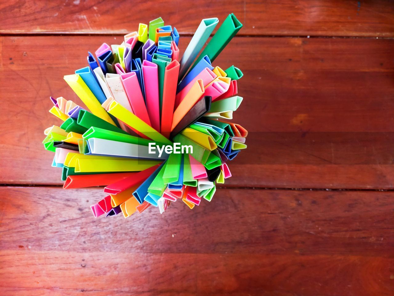 HIGH ANGLE VIEW OF PENCILS ON TABLE