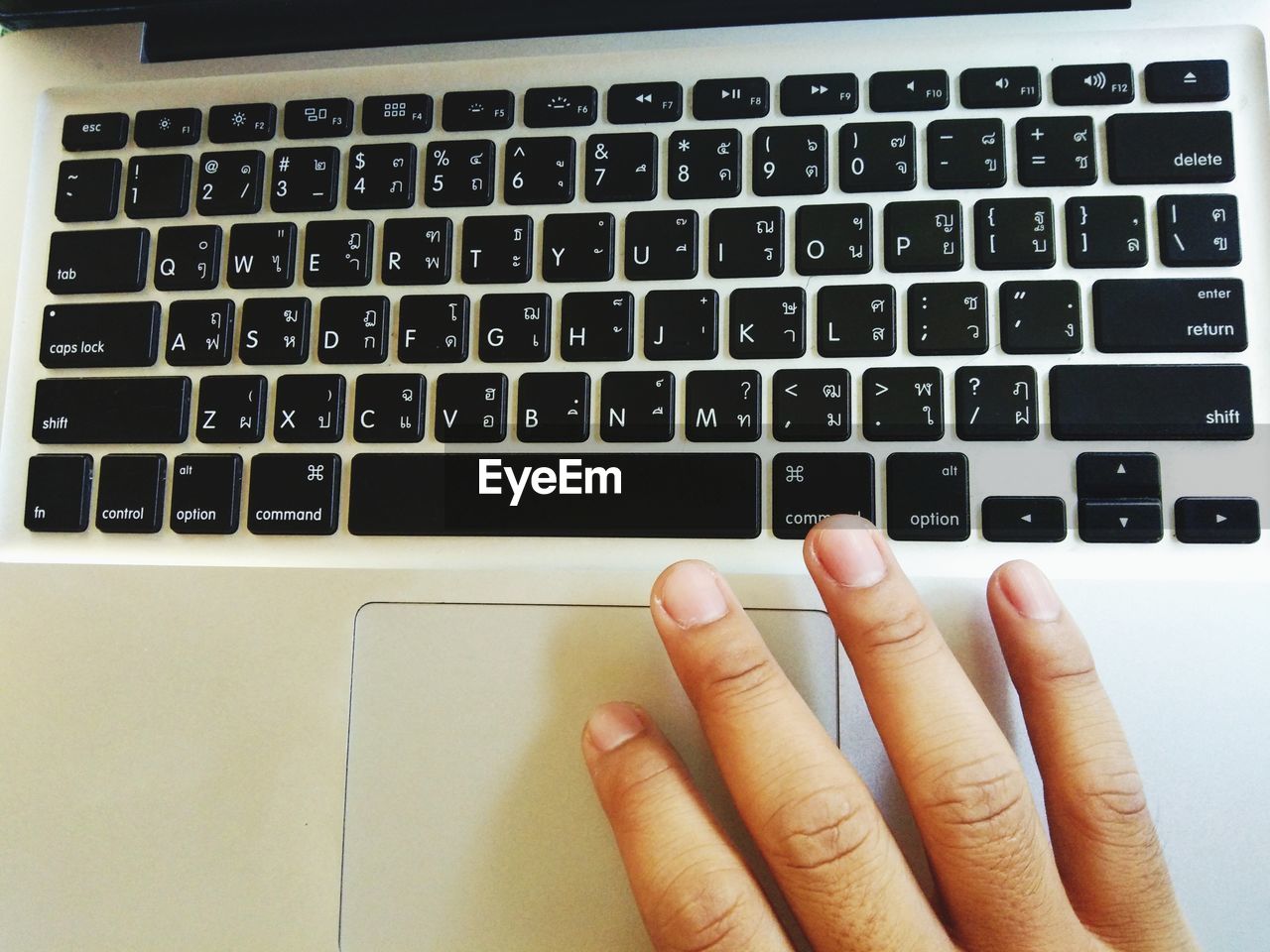 CROPPED IMAGE OF COMPUTER KEYBOARD