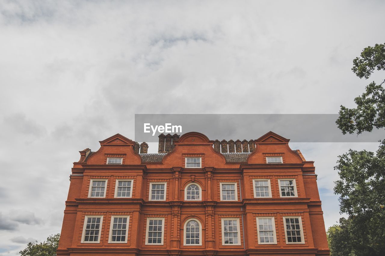 LOW ANGLE VIEW OF BUILDINGS AGAINST SKY