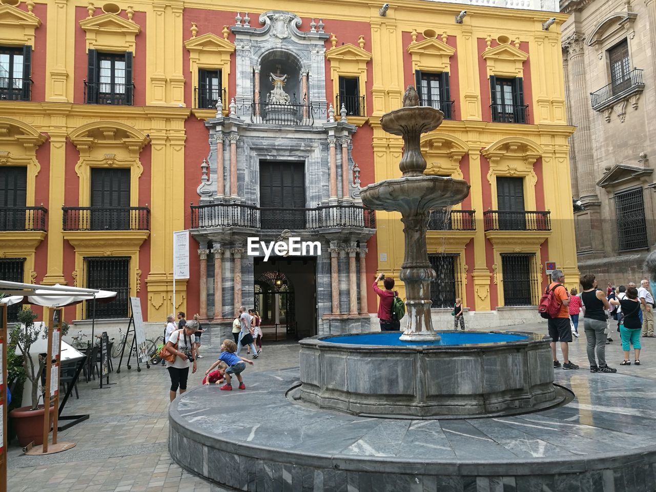 PEOPLE IN FRONT OF A BUILDING