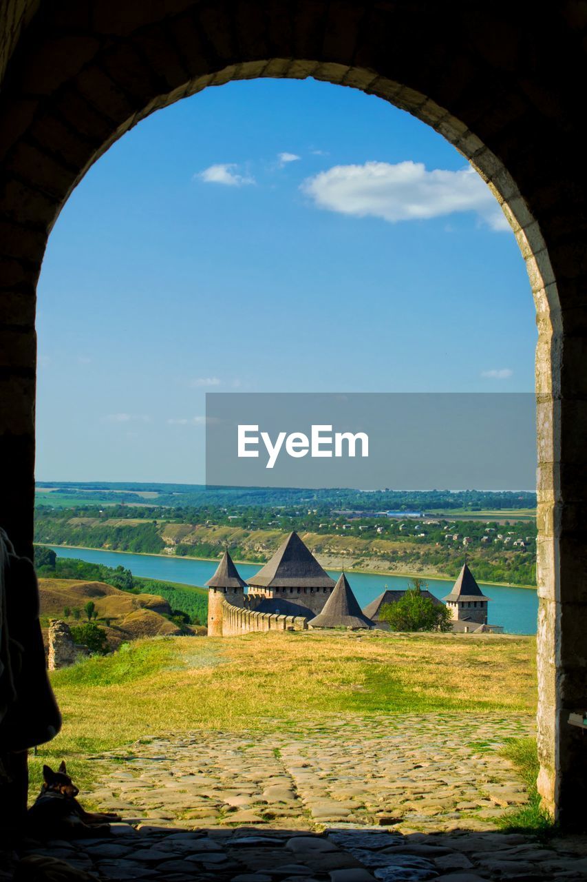 SCENIC VIEW OF SEA AGAINST CLEAR BLUE SKY SEEN THROUGH ARCHWAY