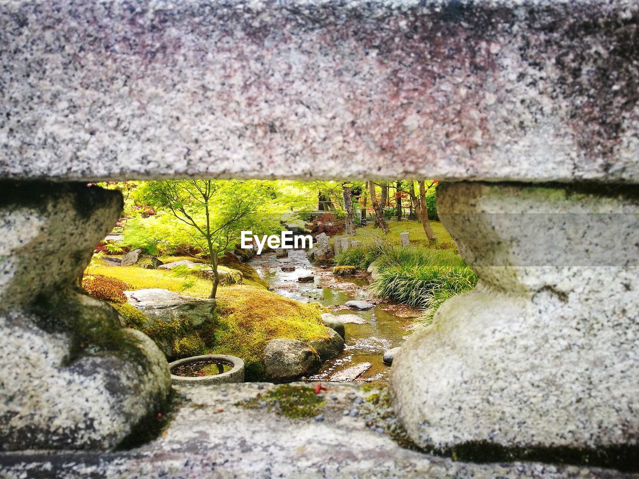 CLOSE-UP VIEW OF STONE WALL OUTDOORS