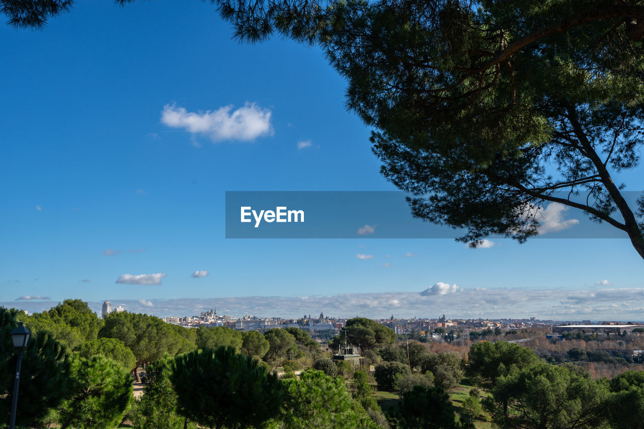 SCENIC VIEW OF TOWNSCAPE AGAINST SKY