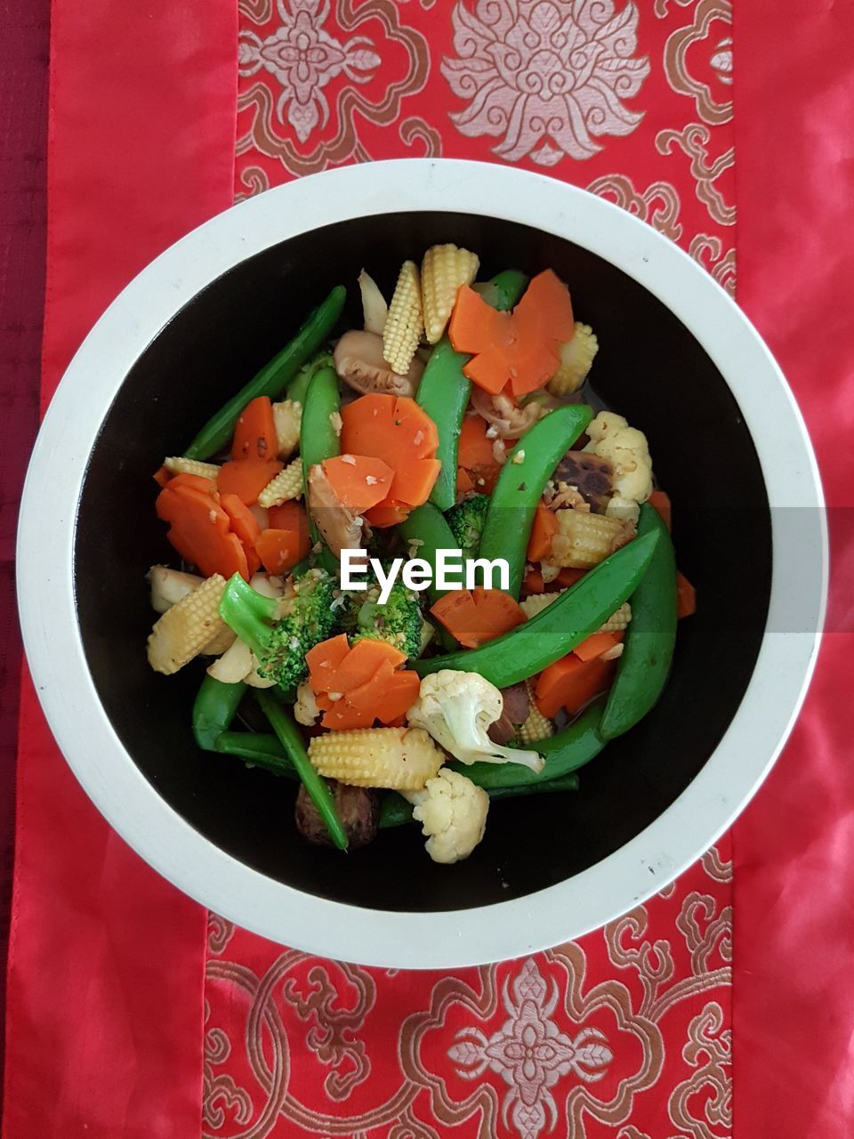 HIGH ANGLE VIEW OF VEGETABLES IN PLATE
