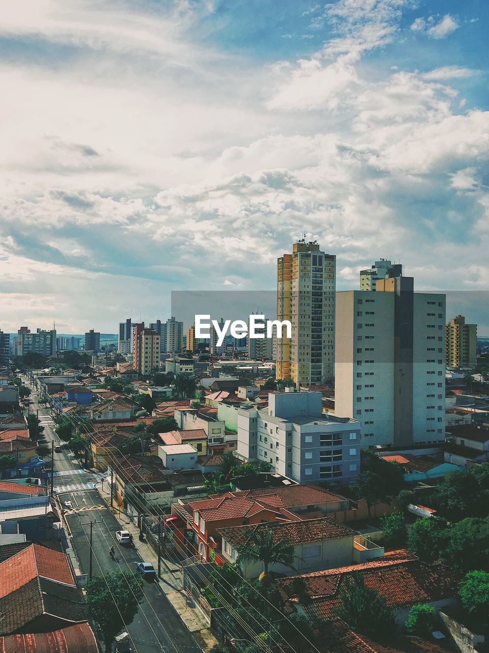 HIGH ANGLE VIEW OF BUILDINGS AGAINST SKY