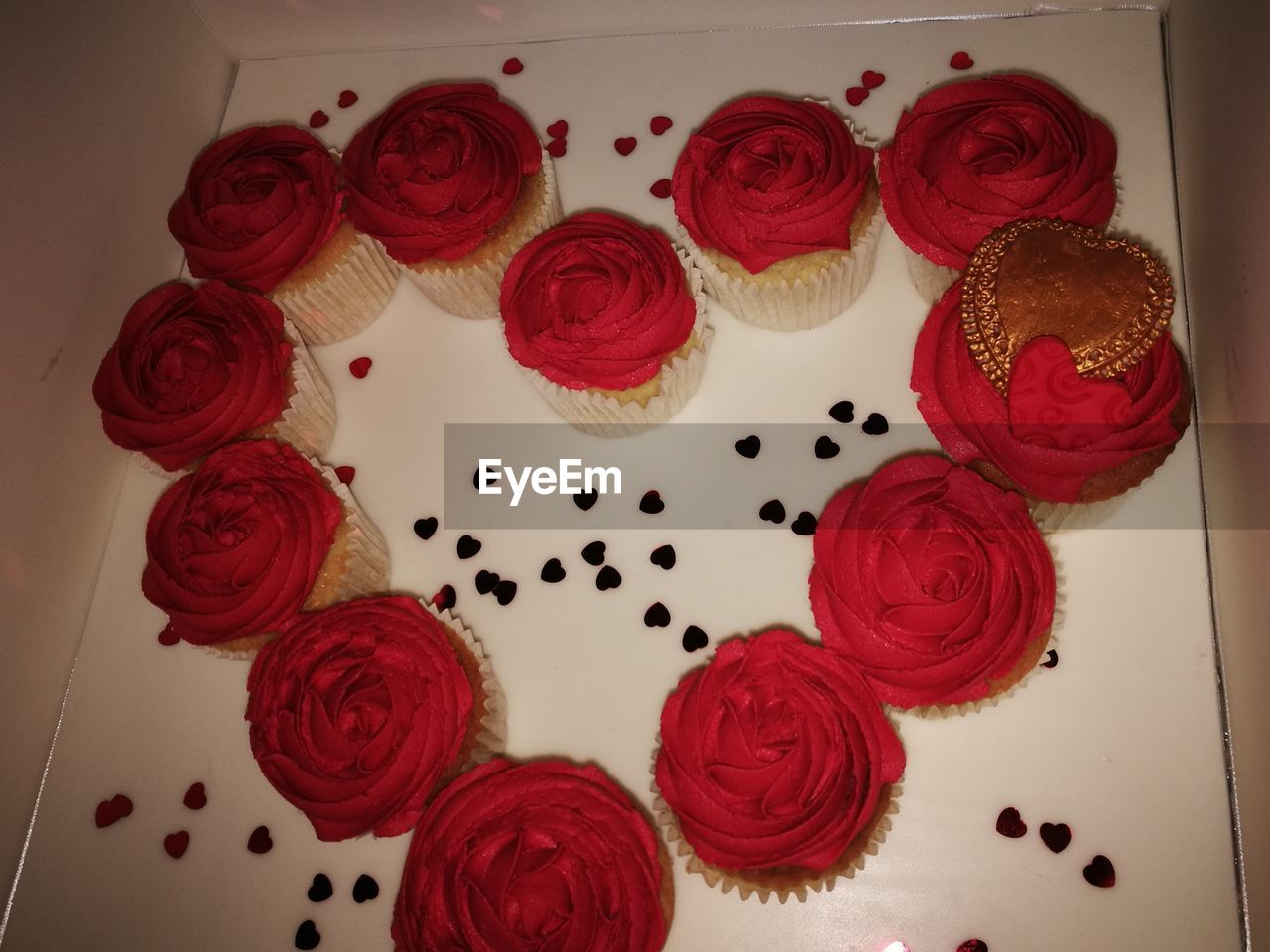 CLOSE-UP HIGH ANGLE VIEW OF CUPCAKES