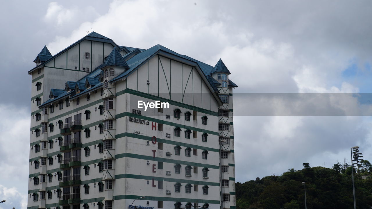 LOW ANGLE VIEW OF APARTMENT BUILDING AGAINST SKY