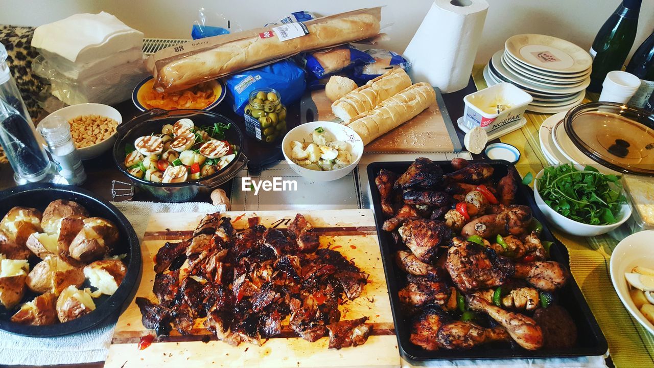 CLOSE-UP OF FOOD ON TABLE