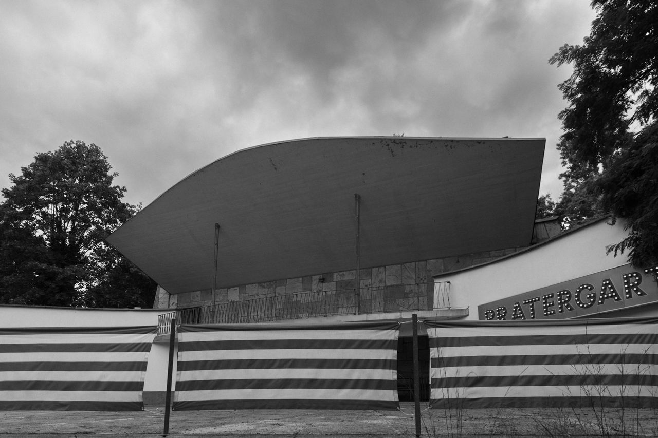 architecture, white, built structure, monochrome, black and white, black, sky, monochrome photography, cloud, building exterior, nature, tree, staircase, plant, outdoors, day, no people, house, railing