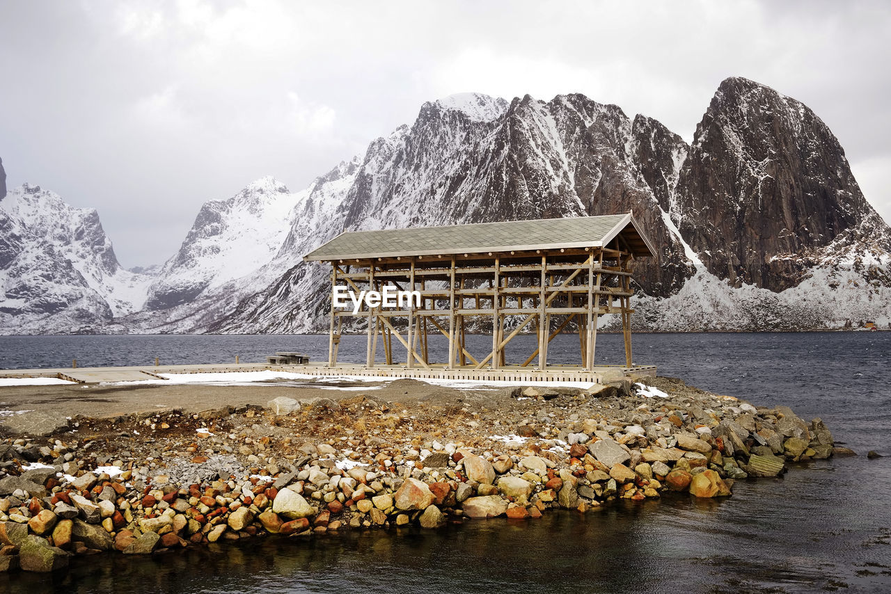 SCENIC VIEW OF SEA AGAINST MOUNTAINS