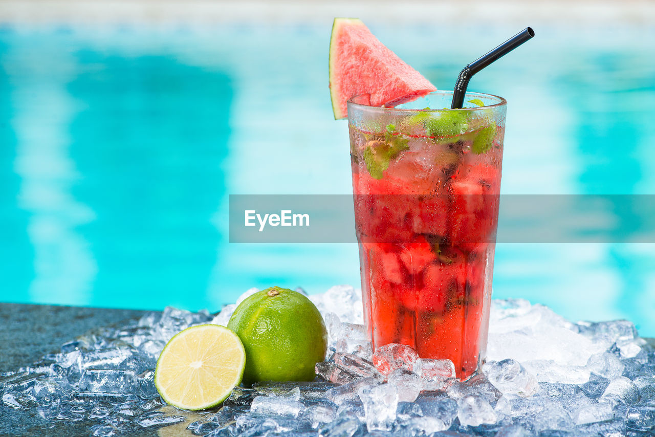 CLOSE-UP OF COCKTAIL WITH LEMON