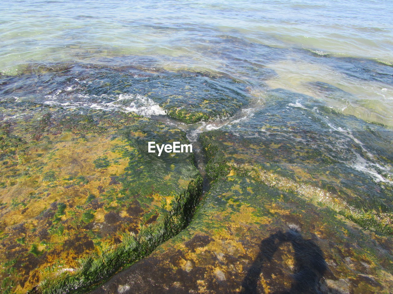 HIGH ANGLE VIEW OF WATER FLOWING THROUGH ROCKS