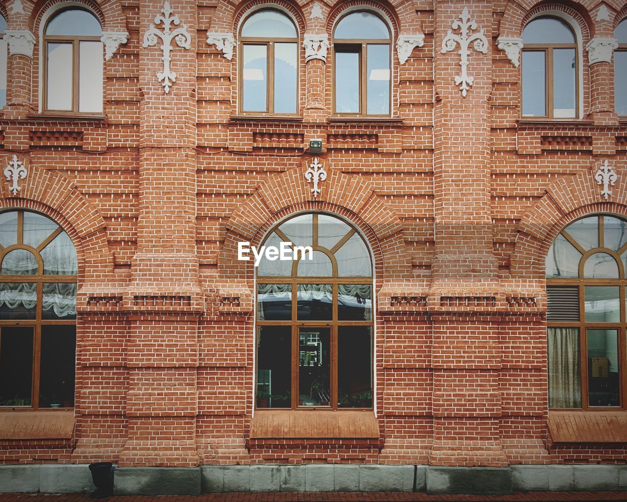 FULL FRAME SHOT OF BUILDING WITH WINDOWS