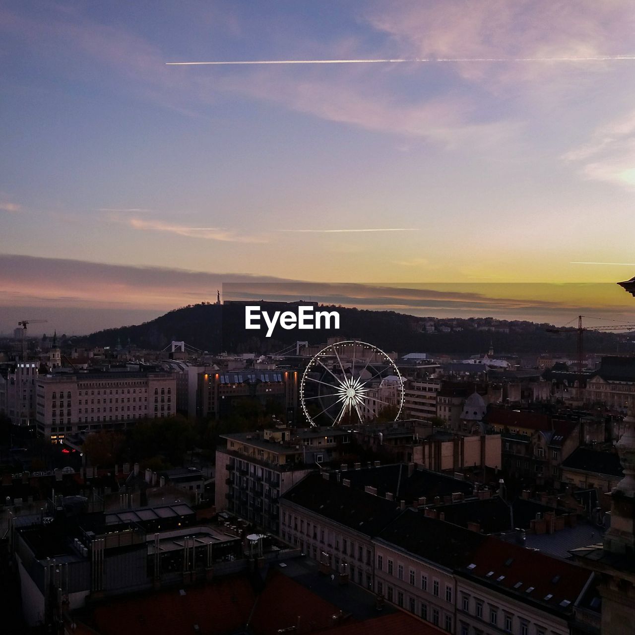 AERIAL VIEW OF CITYSCAPE AGAINST SKY