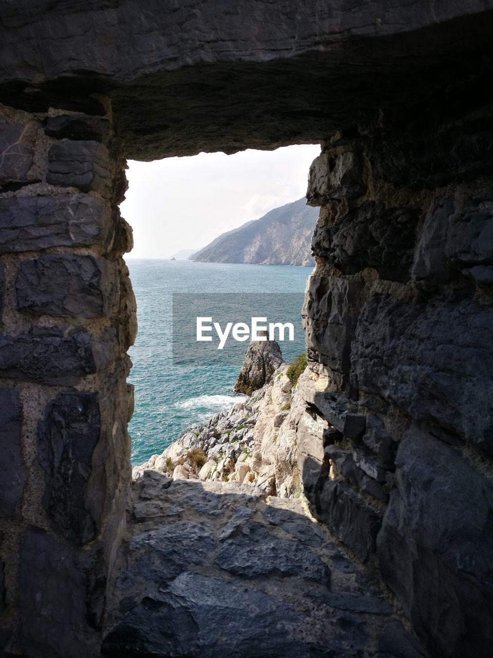 SCENIC VIEW OF SEA AND MOUNTAINS AGAINST SKY