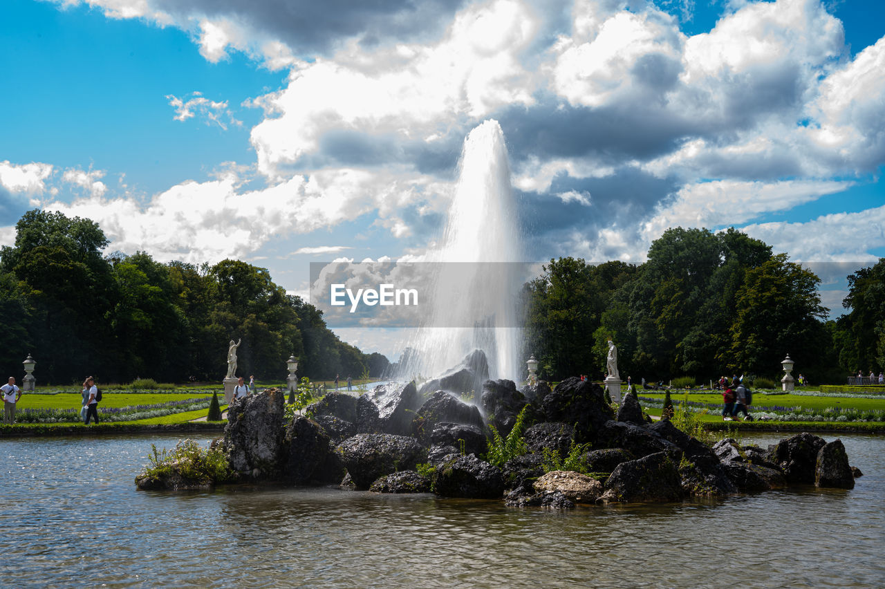 PANORAMIC VIEW OF FOUNTAIN IN LAKE AGAINST SKY