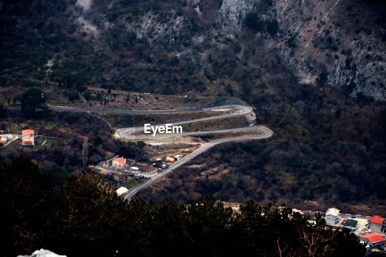 HIGH ANGLE VIEW OF CARS ON MOUNTAIN