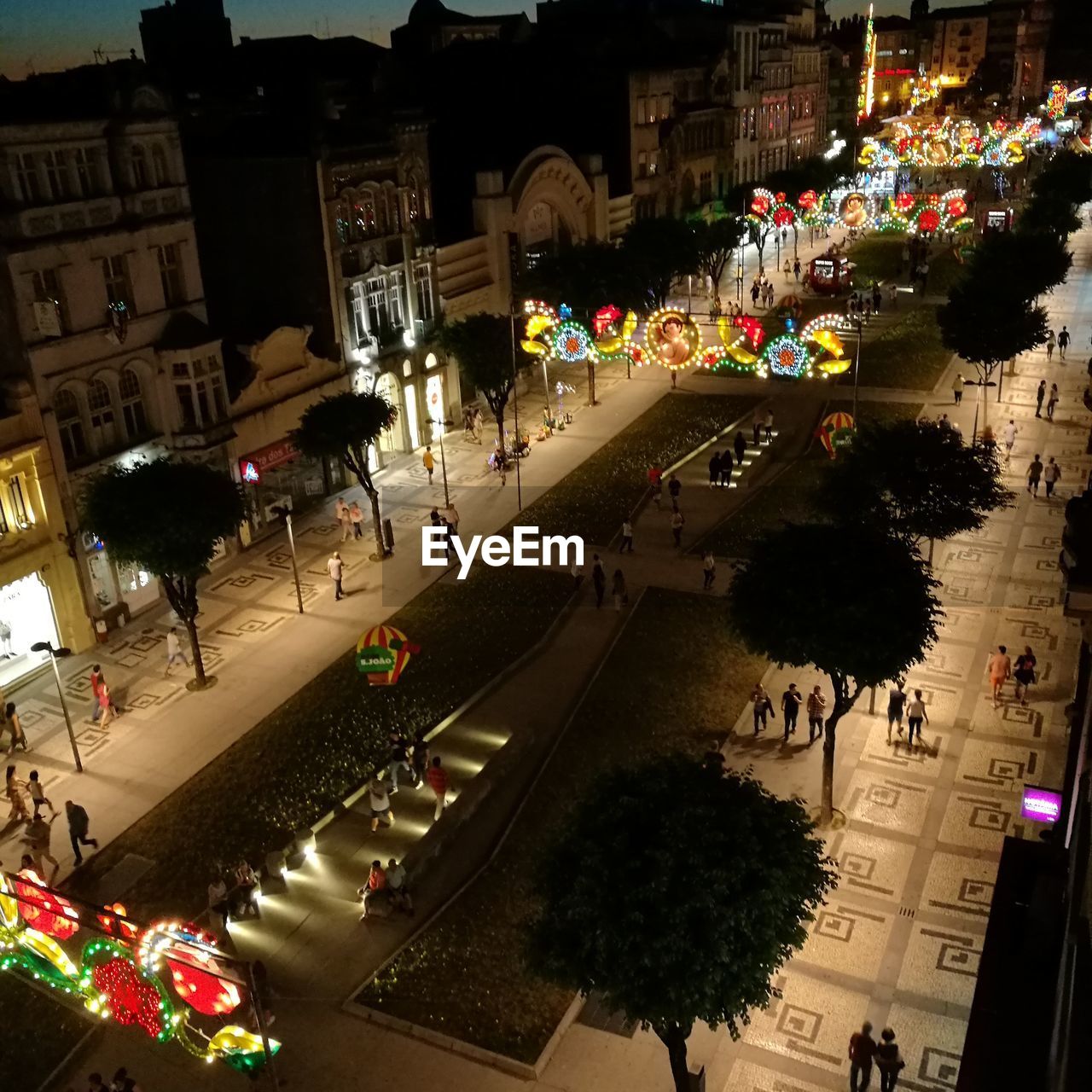 HIGH ANGLE VIEW OF ILLUMINATED CITY STREET