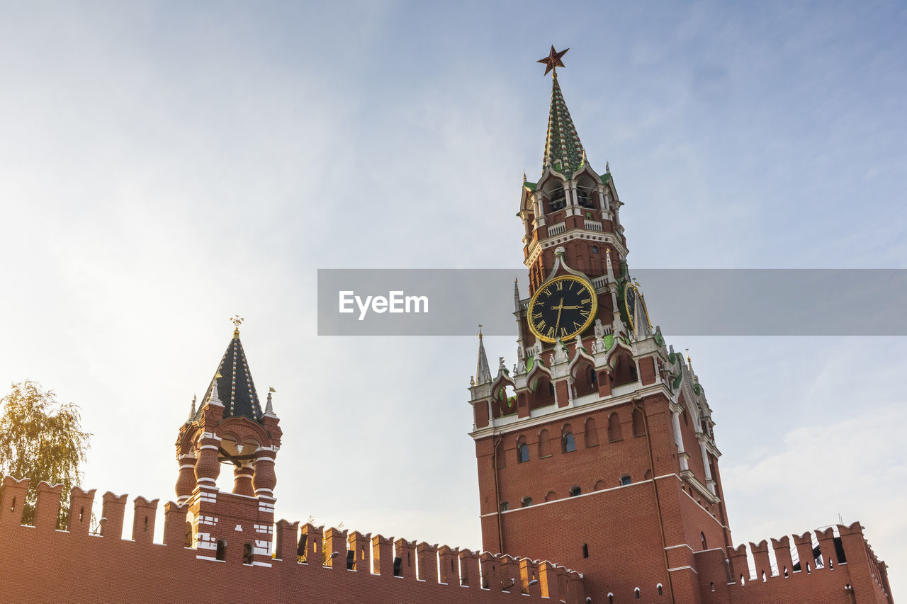 Spasskaya tower of the kremlin moscow merlon brick wall