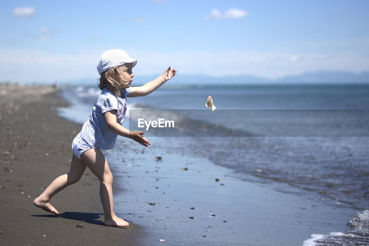 Little girl at the see