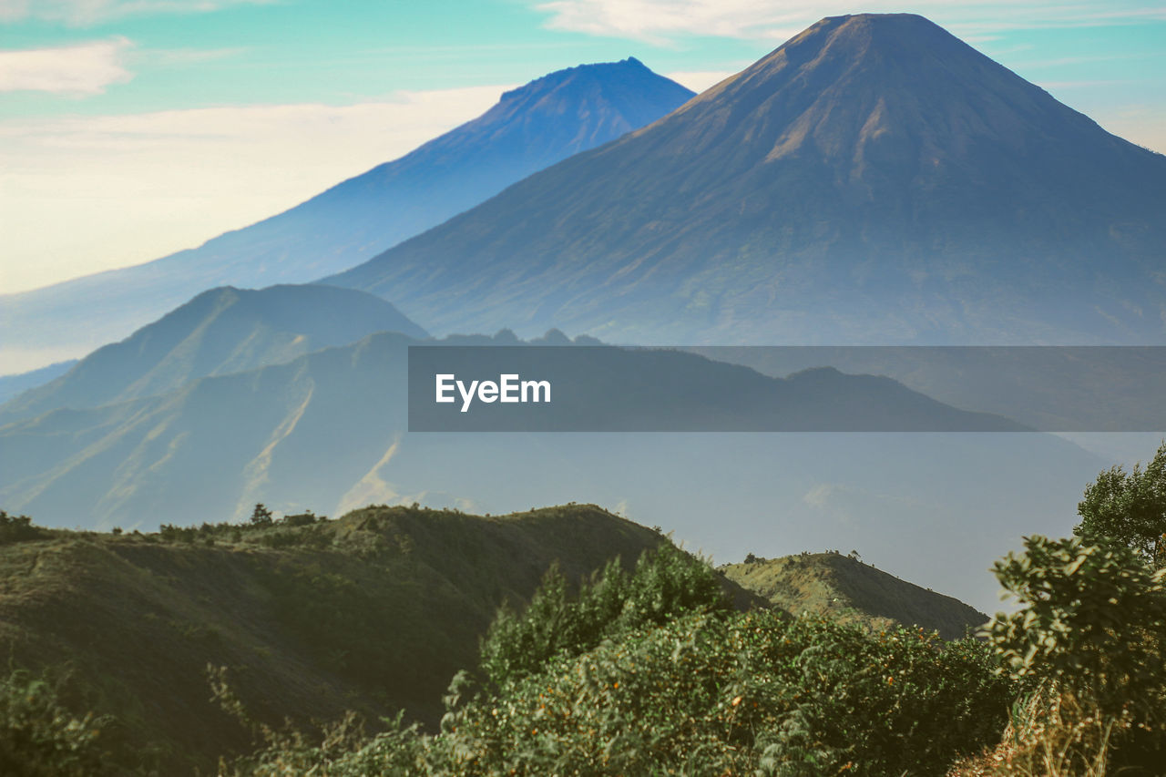 PANORAMIC VIEW OF MOUNTAINS AGAINST SKY