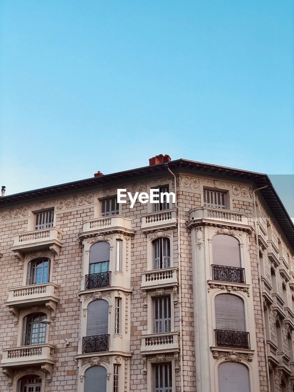 LOW ANGLE VIEW OF HISTORICAL BUILDING AGAINST BLUE SKY