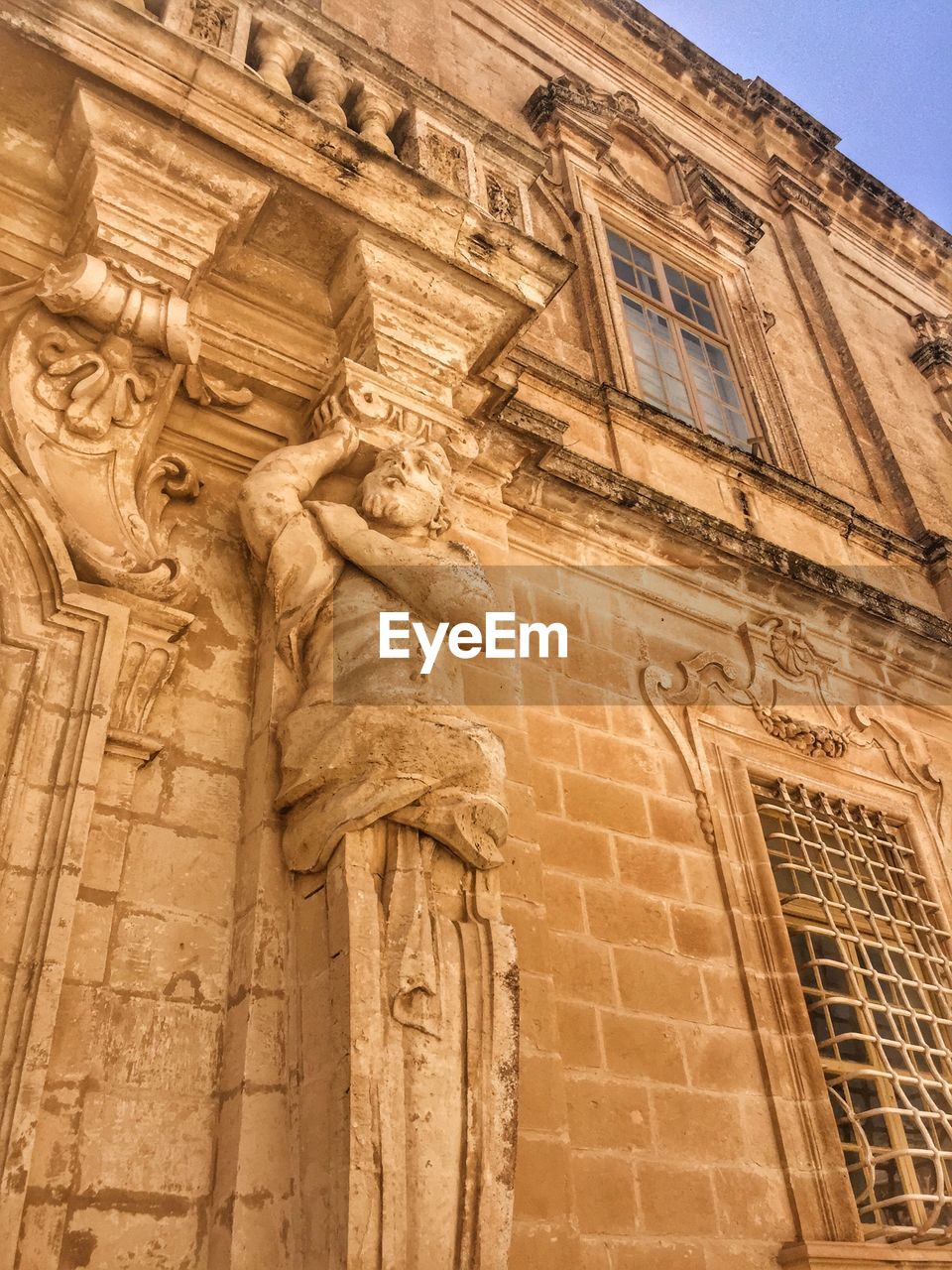 LOW ANGLE VIEW OF STATUE OF BUILDING