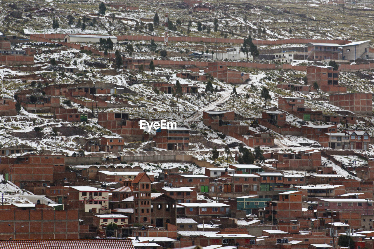 HIGH ANGLE VIEW OF BUILDINGS IN TOWN