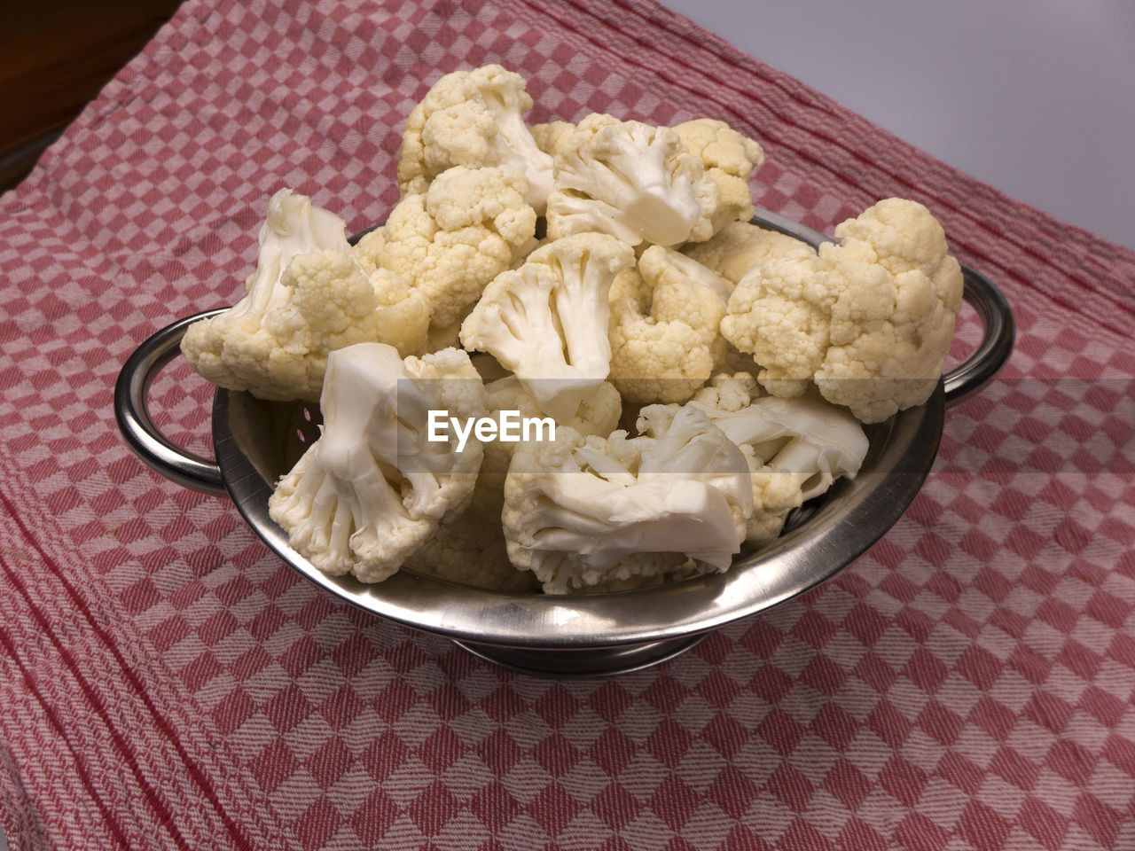 HIGH ANGLE VIEW OF ICE CREAM ON TABLE