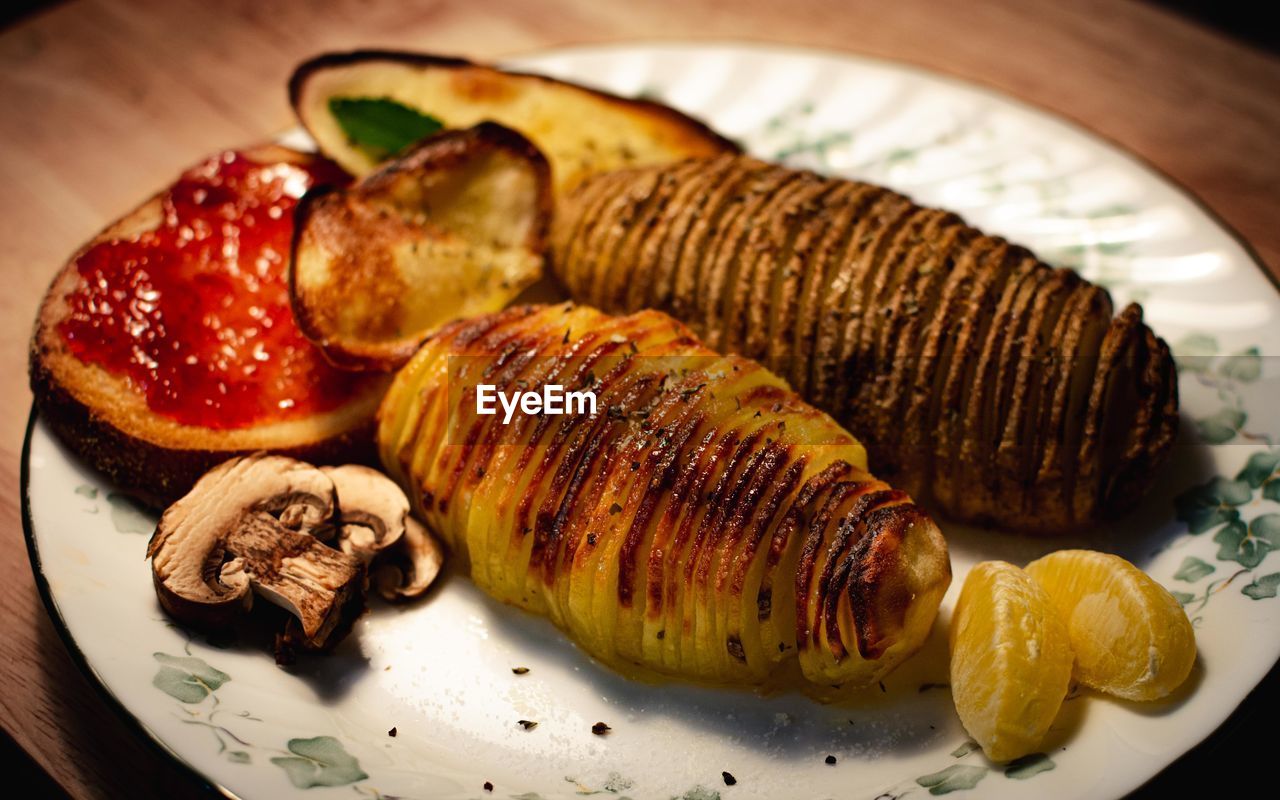 HIGH ANGLE VIEW OF SEAFOOD IN PLATE