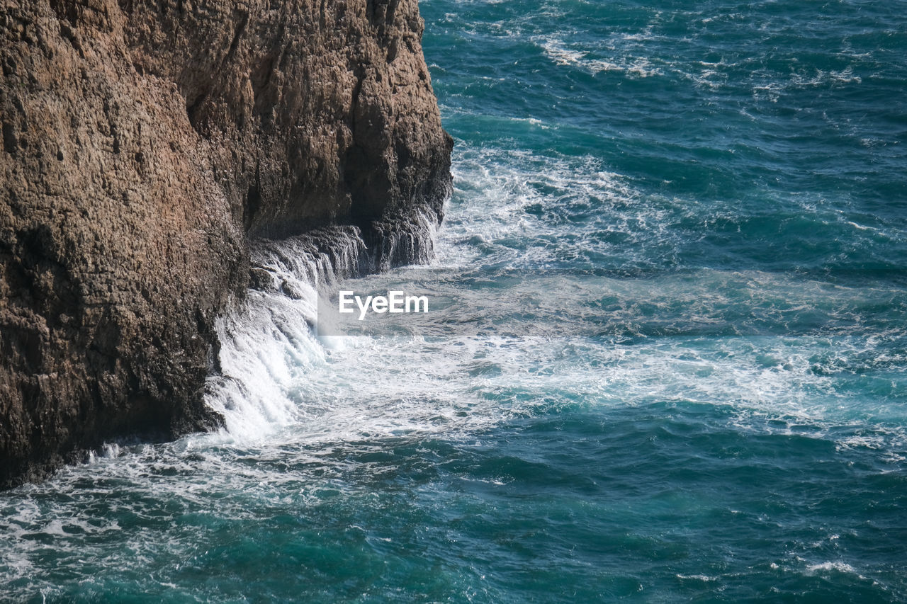 Close-up of sea waves splashing on rock