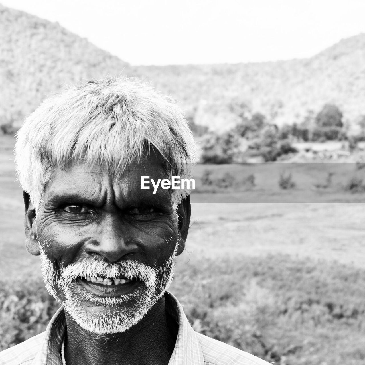 CLOSE-UP PORTRAIT OF A SMILING MAN