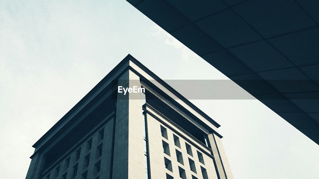 LOW ANGLE VIEW OF BUILDINGS AGAINST SKY